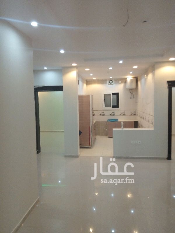 1590753 شقه للايجار عوايل
غرفتين وصاله ودورتين مياه ومطبخ راكب مكيفات اسبلت
تشطيب سوبر لوكس
عمارة جديد اول ساكن
لها مدخل خاص