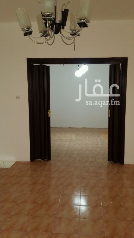 1496693 شقة غرفتين وصاله وحمامين ومطبخ راكب مكيفات ومطبخ وسخان والغاز مركزى ويوجد مواقف سيارات بالعمارة والموقع متميز مقابل مركز الرصيص وبالقرب من مجمع الموسى.