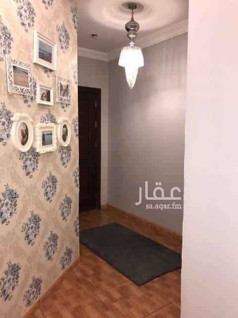 1728925 شقه تمليك في حي التيسير مريخ شرق الخط السريع 4 غرف وصاله و3 حمامات ومطبخ راكب الدور الثاني مدخلين الشقه مؤسسة بالكامل يوجد خزان خاص علوي وسفلي وموقف خاص للشقه وعداد كهرباء خاص
