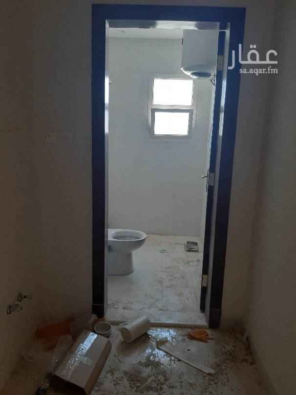 1679655 للايجار فله حي الخزاما جديده مكونه من قبو وحوش ومجلس و مجلط و صاله و غرفة نوم و مطبخ و دورتين مياه الدور الأول مكون من ٣ غرف نوم و صاله و ٣ دورات مياه والدور الثاني السطح غرفتين نوم و دورة مياه وسطح الايجار 95 الف