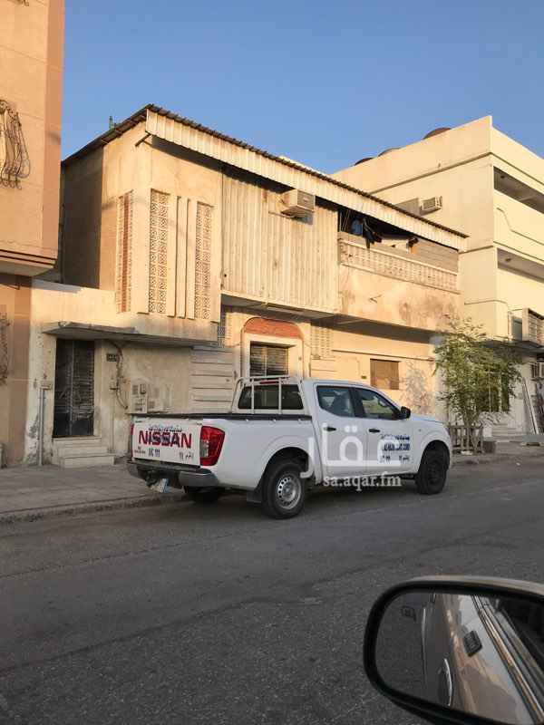 1586754 يتكون العقار من دور كامل ارضي مع ملحق يتكون من غرفتين
دخل العقار 35 الف ريال موجر من قبل شركه يمتاز العقار بموقع مميز بحيث انه قريب من شارع 15 الرئيسي بمنزل واحد عن الشارع ومقابل مدرسه عمر المختار الابتدائيه ويمتاز العقار بوفرة المواقف بحيث انه امام المدرسه