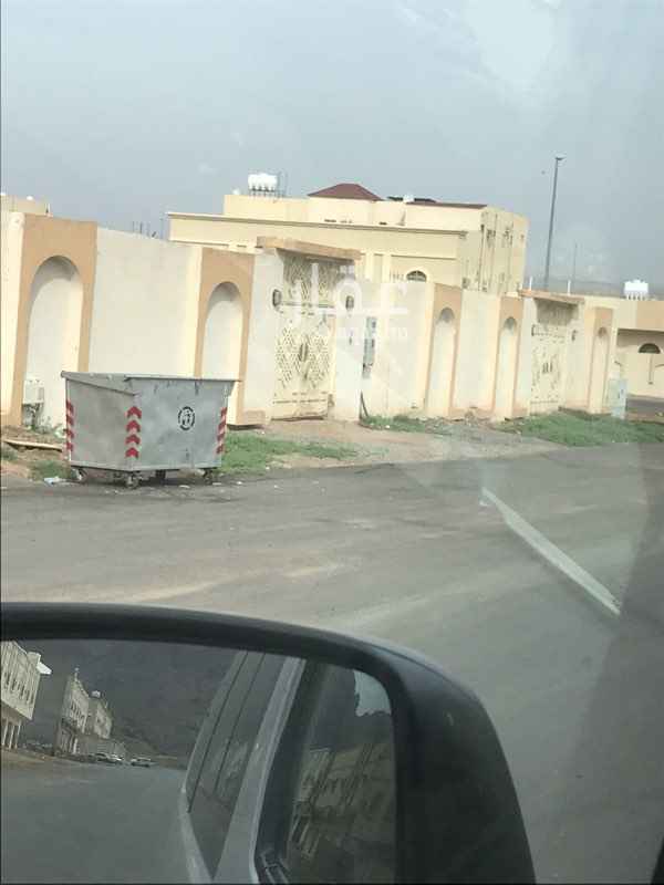 1367593 شارع اربعين مبني منه مساحة 200 وحوش كبير فاضي
