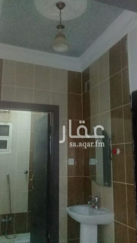 1121351 ثلاث غرف +صاله+مطبخ +حوش جانبي 10 متر +مدخلين رجال ونساء + عدد كهرب خاص بشقة . شارع 18م +ممر 3م
((ايجاري شهري اوسنوي))