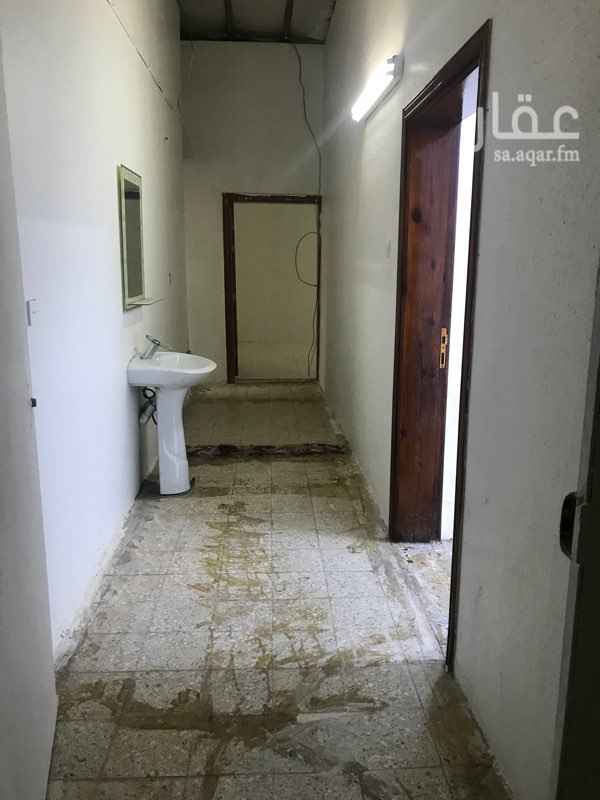 1294297 ملحق للإيجار بالدفاع
غرفتين حمام واحد مطبخ حوش صغير المكيفات والمطبخ راكبه
للاستفسار وتس او اتصال ٠٥٤١٥٢٠٥٤٠