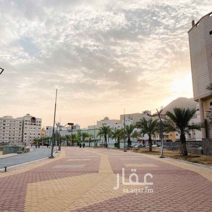 1626914 الشقه بجانب مسجد الحماد تماما و بالقرب من جميع الخدمات و بالقرب ايضا من ممشى بطحاء قريش الجديد و المسافه بينها و بين الحرم هي 4 كيلو تقريبا .
الشقه تتكون من :
- صالة كبيرة .
- 4 غرف .
- تتضمن الشقه مطبخ مركب من افضل انواع المطابخ .
- 4 دورات مياه اكرمكم الله .
- مخزن .
- سطح خاص علوي للشقه و بدرج داخل الشقه مستقل ( يتضمن دورة مياه و يتضمن مساحه كافيه لاضافة غرفة خامسه ) .
- سطح عام كبير .
* عداد الكهرباء مستقل .
* خزان ماء علوي و سفلي مستقل .
* تشطيب ممتاز و بالقرب من الحرم .