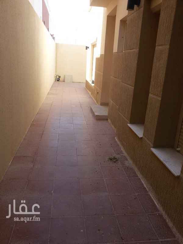 1383577 في الدمام عمره 5 سنوات من المطار ربع ساعة في حي الفرسان. مجلس ومقلط وصالة و 3 غرف نوم وغرفة خادمة و 5 دورات مياة وموقف سيارة مظلل ومؤثث بالكامل