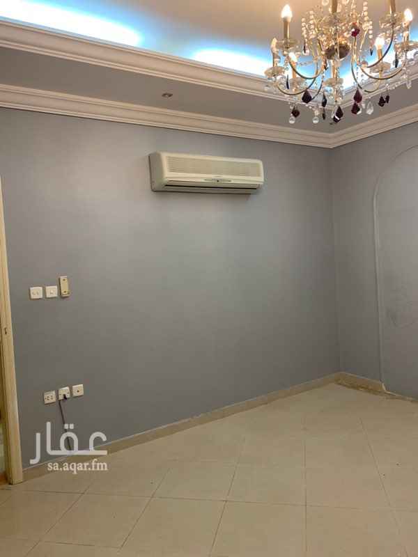 1704009 شقة للايجار بالدور السادس جزء من الروف تتكون من ٣ غرف وصاله وحمام ومطبخ راكب وعدد ٣ مكيفات اسبليت راكبه عدادها مشترك مع الفيلا بالمروه ( الحرمين ١ ) خلف لولو هايبر ماركت