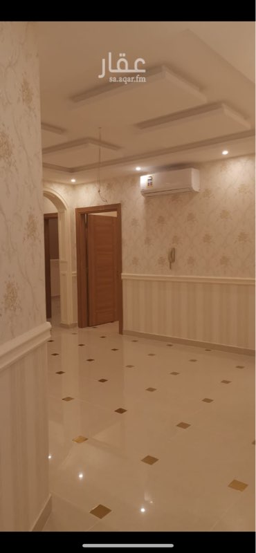 1762710 شقة ٥ غرف جديده خلف هايبر ماركت لولو وقريبه من الخدمات على شارع ٢٥ مزدوج ومكيفات جديده راكبه اسبليت بالضافة الى غرفة شغالة و ٣ حمامات تقع بالدور الرابع ولها موقف خاص وخزان مستقل