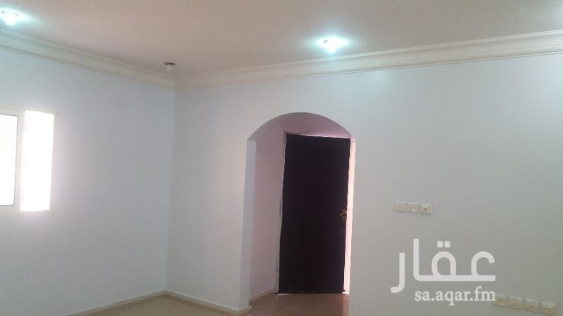 1352754 للايجار شقه في الدور الاول (فوق الارضي)
في عرقه في فله دبلكس
تتكون من ٣ غرف وصاله و٣ دورات مياه
مكيفات شباك راكبه
مطبخ راكب
الشقه مجدده
