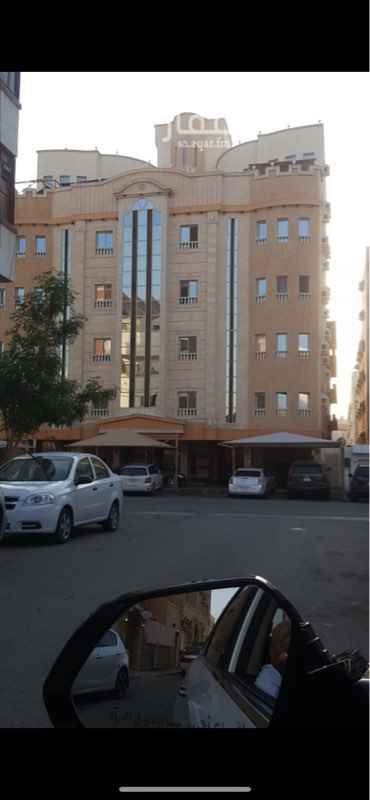 1378283 للبيع عماره حي السلامه شارع 20متر مساحتها 750متر مكونه من 16شقه من اربع غرف وثلاثا حمامات ومطبخ وفيها 4شقق من 5غرف بثلاثا حمامات ومطبخ مؤجره بل الكامل الدخل 524الف رَيال مطلوب 6مليون ونص