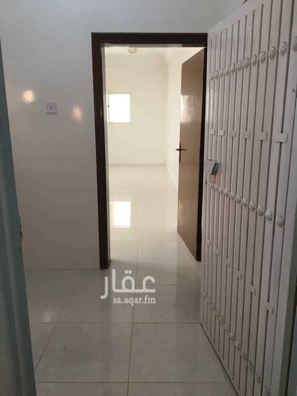 1357399 دور علوي، (مجلس-صالة-مقلط-غرفتين نوم-دورتين مياه).
الشقة كبيرة والغرف واسعة ويوجد سطح خاص، قريبة من المحلات التجارية، الممشى يبعد أقل من ١٥٠ متر.
التواصل واتساب فقط ٠٥٥٥٥٥٦٧٤٣