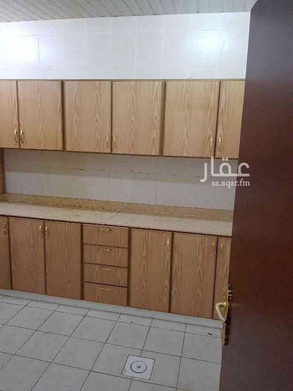 1452684 شقه دور أول في فيلا الشقه مدخلين مكون من مجلس وصاله ٢غرفه نوم ٣حممات مطبخ راكب مكيفات عليها ٢٦الف دفعتين ارجو الا تصل علي الرقم ٠٥٩٢٠٠٢٢٩٩