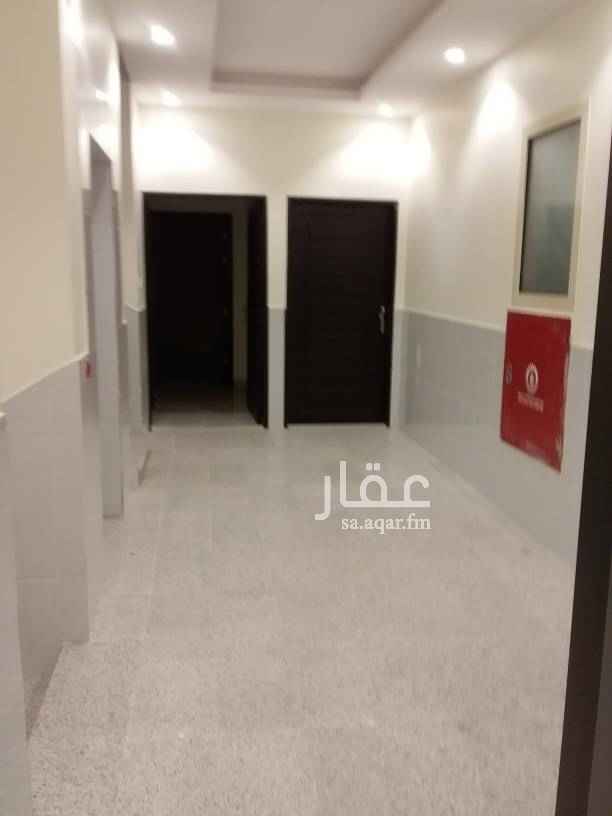 1583306 للاجار شقق فخمه بحي الياسمين على شارع القادسية جنوب انس بن مالك غرفتين نوم ومجلس وصاله وحمامين السعر سبع وثلاثون الف مكيفات ومطبخ راكب بعماره ويوجد ثمن شقق للاجار بالعمارة وبها محلات الشقق جديده وقريبه من جميع الخدمات