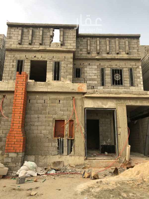 1357194 فيلا درج داخلي وشقتين واجهه جنوبيه شارع ١٥