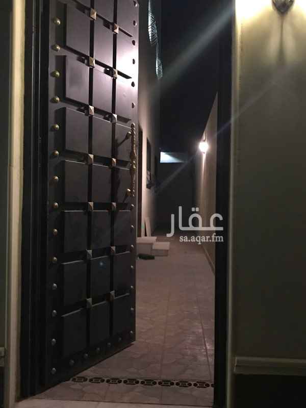 1688961 ملحق ارضي مدخل خاص يوجد غرفتين بدورة مياة
ومطبخ اوفيس صغير
فيه مجال شهري ب 1000