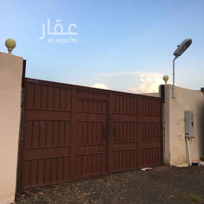 1584356 استراحه مساحة الارض ٥٥٠٠م المبني ٣٠٠٠م مكونه من قسم نساء عباره عن بيت ٣غرف وصاله ومطبخ ودورة مياه مع مغاسل مؤثث بالكامل وحوش كبير خاص بالقسم وقسم رجال يتكون من مجلس مؤثث ودورة مياه ومغاسل ومطبخ كبير مفتوح خاص بالمناسبات بالاضافه الى دكتين حجر كبيره ويوجد بالاستراحه بعض اشجار النخيل المثمر وخزان ماء يسع وايتين تفتح على واجهتين شرقيه وغربيه الكهرب واصل الشوارع مناره ليلاً وشبه مزفلته يوجد بالمنطقه مدرسة اولاد وبقالات ومساجد ويوجد جامع قريب المنطقه حيويه ومأهوله بالسكان تبعد من المدينه قرابة ٢٠ كم