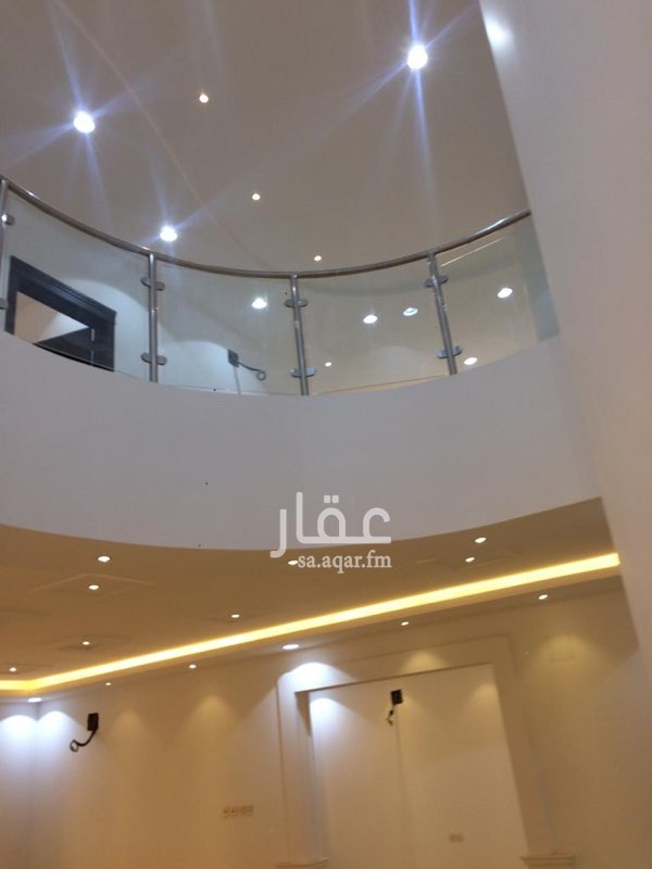1681278 فيلا في جوهرة القيرولن مساحتها ٦٠٠ م شارع ٢٥ غربيه موقعها مميز وتصميم وشغل متعوب عليه شخصي دورين درج صاله وشقه وتستخدم الشقه كجناح ضيوف او غرفة خدمات.. مجهز لها مصاعد لم تركب .. موقعها جنب ممر مشاه.. السوم مليونين و٣٠٠ و٢٠الف لتواصل ابوعبدالله 0542972247