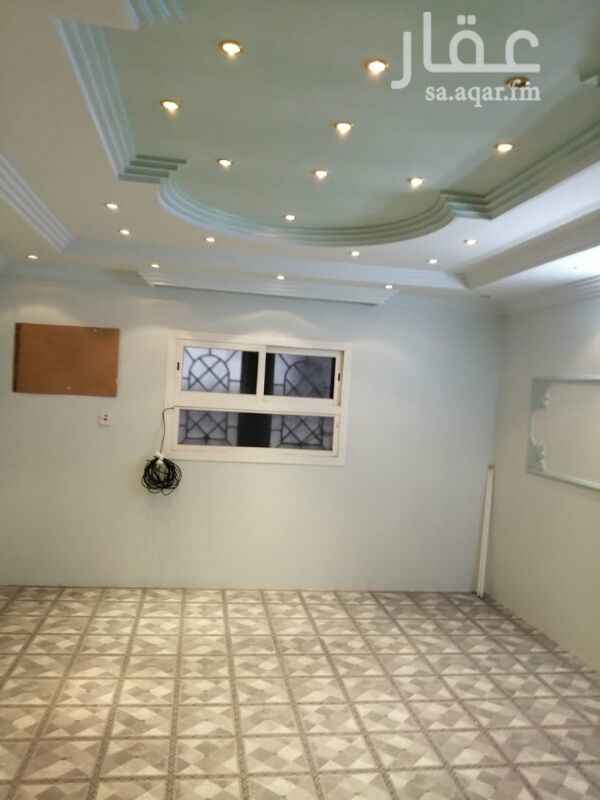 1754132 دور علوي 3غرف نوم ومجلس ومقلط وصاله مع ملحلق بالسطح مكون من غرفتين وصاله مدخل مستقل كهرباء مستقله بحي المعيزيله المربع المقابل لقصر السيوان السعر 30الف