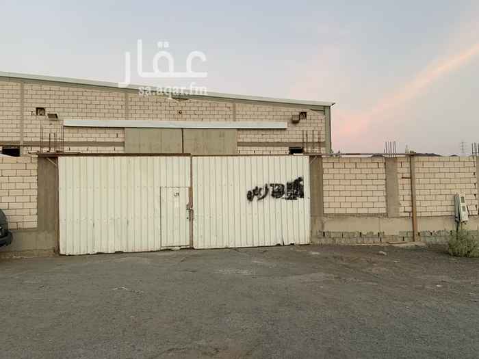 1674789 يوجد تفاوض في الايجار واذ يحتاج بعض الصلاحات المستودع يكون حسب التفاق بين الموجر والمستاجر الصلاحه وخصم من الايجار