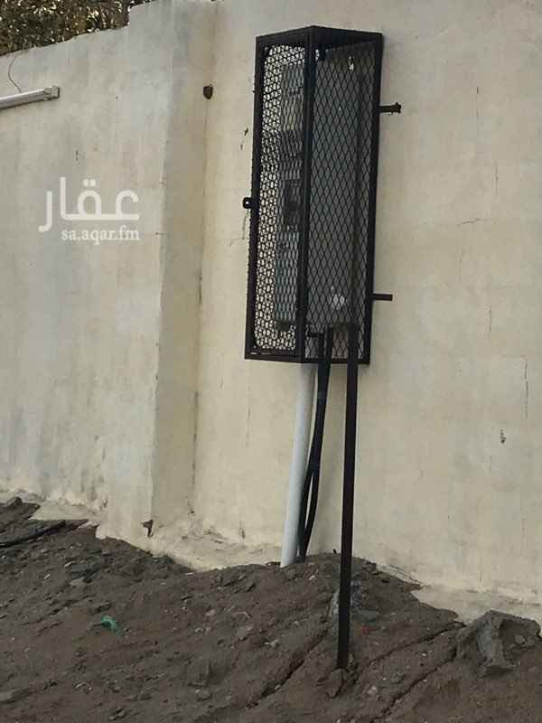 1272549 استراحة للبيع قريبه من الخط السريع بصك يوجد بها ٣ اقسام
قسم رجال مكون من مجلس كبير ودروت مياه وحوش كبير
قسم النساء مكون من مجلسين وصاله ومطبخ ودورت مياه ومسبح ودكة وحوش كبير
قسم فيه غرفه ودكة وحوش طيب
يوجد نخل ومنداه اخر سومه ٣٥٠ الف ونطلب من الله الزود