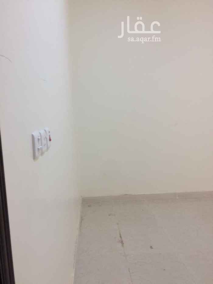 1727624 شقه دور اول أربع غرف وصاله ومطبخ وثلاث دورات مياه واحده ماستر لغرفه النوم شقه كبيره وشبه جديده وبجوار مجمع مدارس البنين
عداد الكهرباء مستقل مدخلين
حي باقدو