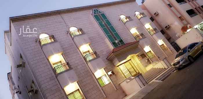 1708481 عمارة ;المساحة 550 م من 7 شقق 4 غرف وصاله 2 حمام ومطبخ وملحق من 2 غرفتين وصاله ومطبخ وحمام ;دفع الإيجار كل 6 اشهر من المالك مباشره .