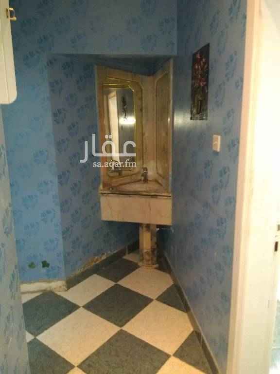 1660441 شقتين ارضيه كل شقه مدخلين من العماره ومدخل من الشارع ومدخل الشارع فيه حوش صغير بطول 8متر تقريبآ ونهايته مستودع مكونات كل شقه 3غرف+صاله+دورتين مياه +مطبخ