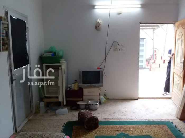 1214346 غرفة عزاب فوق السطح عماره مجمع غرف عزاب الحمام مشتركة مساحة الغرفه 3,10 *5,10
مكيف + تلفزيون + ثلاجه صغيره