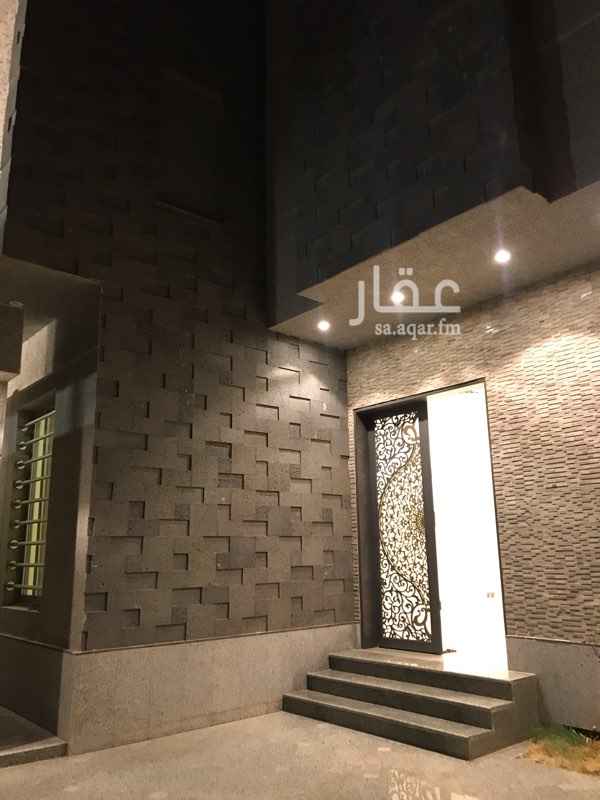 1692172 دور ارضي فاخر جدا للايجار مجلس مقلط صاله و3 غرف نوم
ومطبخ وغرفه شغاله ومستودع وغرفه حارس يوجد مكيفات ومطبخ