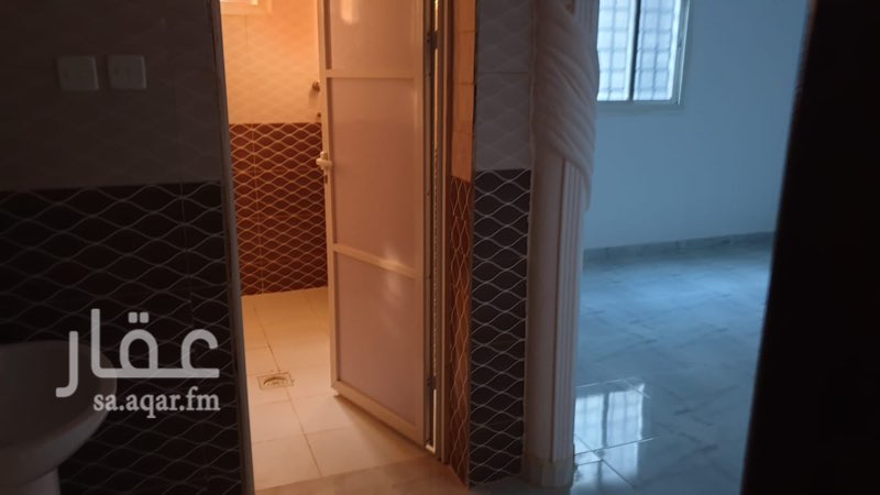 1642024 شقتين دور علوي
دور ثالث
مكونة من مجلس و مقلط و صالة و غرفتين نوم مطبخ كبير ثلاث دورات مياه مدخلين عداد كهرائي منفصل الماء مجاني تتميز بالهدوء التام قريبة من الخدمات جديدة لم تسكن من قبل يوجد حارس .