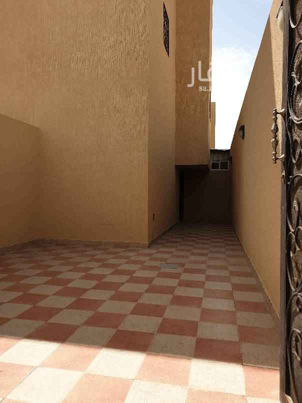 1500110 للايجار دور علوي بمدخل سيارة مع سطح وغرفة شغاله مكيفات ومطبخ راكب