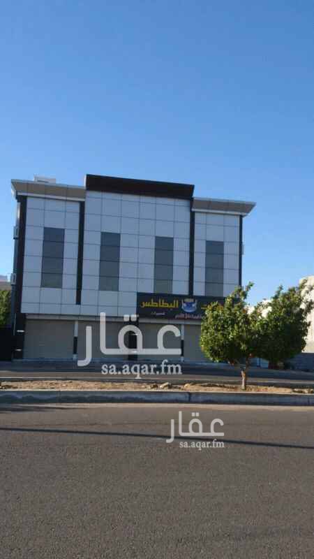 1444369 فندق في ينبع للبيع المساحه 381 عدد الغرف 15 غرفه +غرفه حارس+ محلات تجاريه اربع فتحات مؤجره 47000 +استثمار غرف الفندق 90 الف
موقع مميز جداً قريب من الخدمات المبلغ المطلوب للبيع
مليون وثمان مائه الفندق جديد وسعر مناسب
والموقع استثماري جدا والعرض الجادين ف الاستثمار