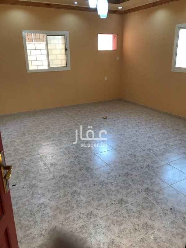 1698366 يوجد ثلاث شقق من اربع غرف وصاله مدخلين
دور ارضي واول وثاني مجددة