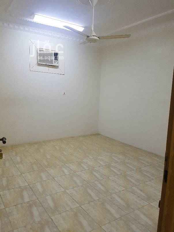 1448911 ( للعزاب ) شقه مكونه من غرفه ومجلس ومطبخ وحمام مجهزة بمكيفات ودواليب بالمطبخ تتميز بالهدوء ومستوى امان عالي كما ان الموقع على شارع تجاري وسط المدينه جميع الخدمات قريبه ويمكن الوصول لها خلال دقيقتين مشيا بالاقدام علما ان المياه والكهرباء مجانا
ايجاراتها تختلف تبدا من ١٠٠٠ الى ١٢٠٠ ريال