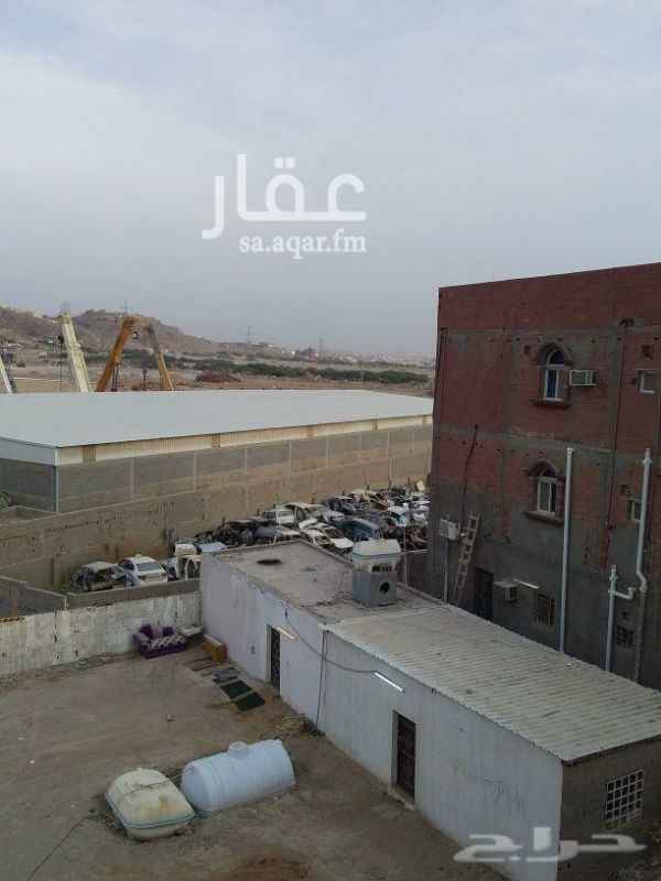1206151 به وحدتين كل وحده بها غرفه و مطبخ و حمام