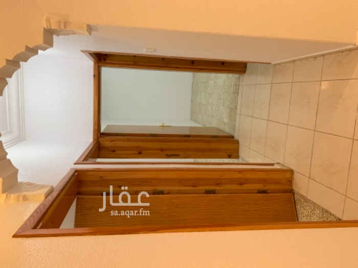 1349575 للايجار شقه دور ثاني خمس غرف وصاله كبيره ومطبخ بحوش صغير ودورتين مياه .. مدخلين للرجال والنساء ، خزان وعداد كهرباء مستقله .