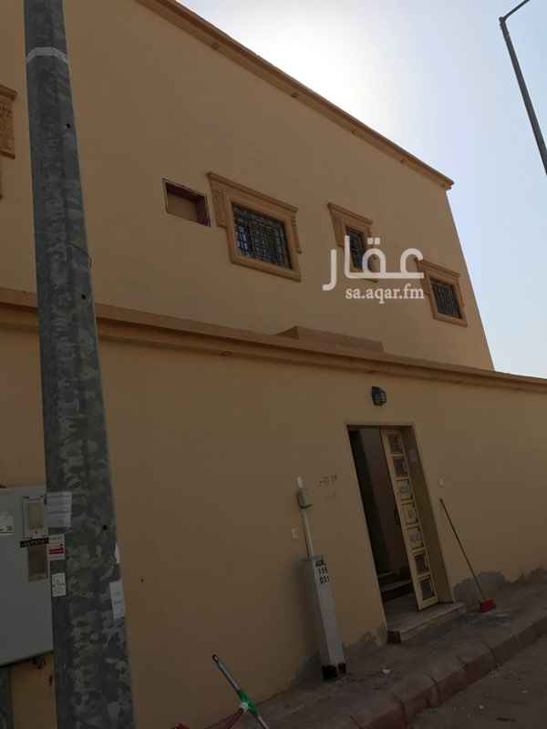 1146410 للبيع دور و ٣ شقق الدور مكون من مدخل سيارة ومجلس رجال ومقلط ودورة مياه مطبخ صالة ٣ غرف مع دورتين مياه .. الشقق كل شقة مكونه من مجلس صالة مطبخ غرفتين دورتين مياه .. العقار عليه قرض لصندوق التنمية العقاري بمبلغ ٣٨٠ الف وصاحبه منتظم بالسداد ولا يوجد عليه متأخرات