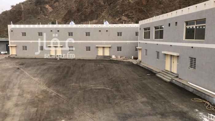 1645790 يوجد وحدات سكنيه وفلل فاخره ( عزاب ) وجديده كليا ومدخل خاص بالمجمع من الشارع العام ومواقف خاصه بالمجمع تتسع ل 80 سياره ومصلى ومطله على الشارع ونادي ابعاد الرياضه الجديد .المجمع موجود في شارع الأربعين خلف نادي ابعاد الرياضه تقاطع شارع الملك عبدالله للايجار الشهري والسنوي الرجاء التواصل مع صاحب المجمع 0558653531