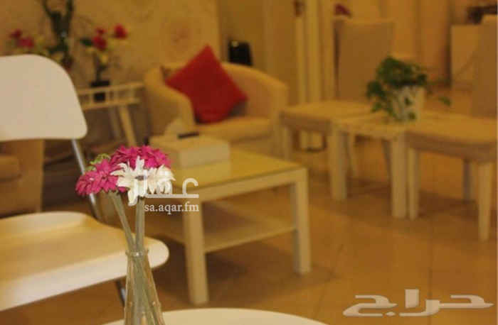1560245 مشغل نسائي للتقبيل
باق على إيجارة شهرين
يوجد فيه عاملتين
المشغل شغال حاليا للي حاب يزورة من النساء