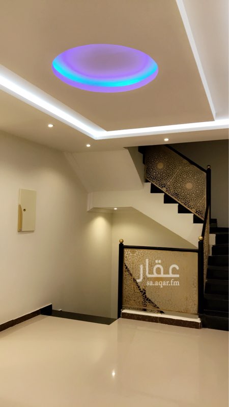 1690169 دبلكس الدور الارضي مطبخ راكب و صاله جانبيه ب مكيف راكب و مجلس و مقلط ب مكيف راكب و دورات مياه ٢ و حوش و مدخل سياره بايكه
الذور االثاني ٤ غرف ثننين منها ب دورات مياه داخل الغرفه و صاله
الذور الثالث غرفه ودوره مياه و مغسله و سطح جانبي كبير مطل ع الصاله
