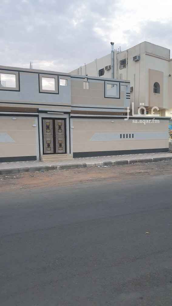 فيلا للبيع في حي العزيزية في المدينة