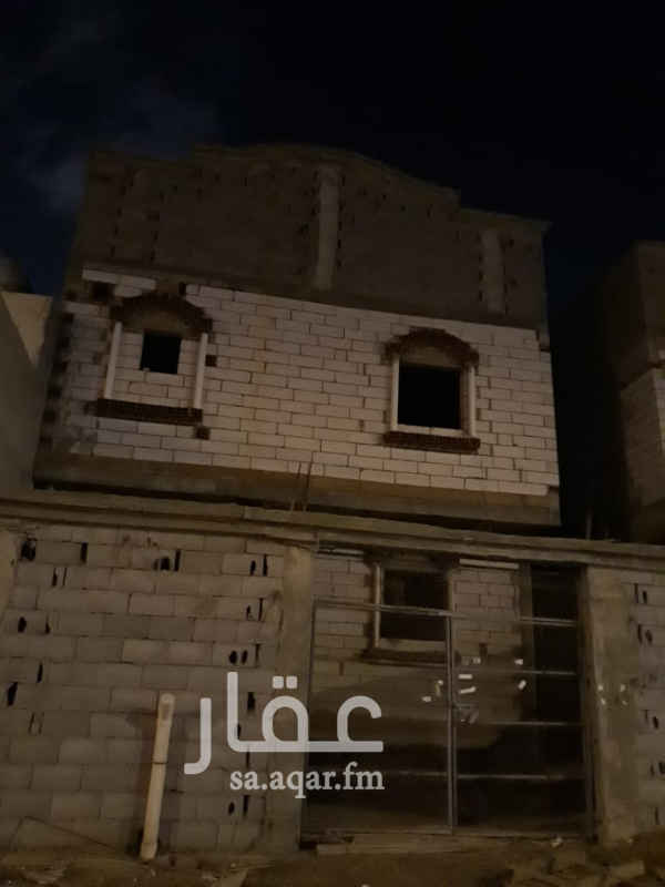 1351461 فيلا باقدو المرتفع
مساحة الارض ٣٢٠
تتكون دورين وملحق
مؤسس لهامصعد
تأسيس ثلاثة ادوار وملحق
مدخلين مدخل للرجال ومدخل للنساء
الدور الارضي يتكون من مجلس كبير وصاله كبيره وغرفة ومطبخ ودورتين مياه
درج داخلي للفيلا
الدور الاول يتكون من غرفة نوم بحمام خاص وثلاث غرف وحمامين
وصاله وسيرفز ومصلى صغير
المللحق غرفتين وصاله وحمام وسيرفز الملحق مسرمك كامل والسطوح مبلط كامل
الفيلا كهرباء وسباكة وتلييس جاهز وكذلك حلوق الابواب المتبقي فقط هو سراميك الدور الارضي والاول مع البويا والحوش كذلك