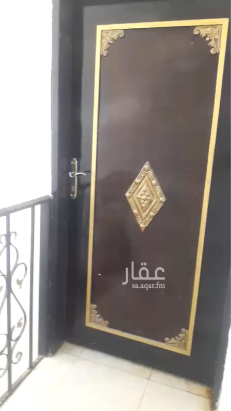 1704308 للايجار شقة عائلة مكونه من ٣ غرف وصاله ودورتين مياه
مطبخ راكب - نظيفه