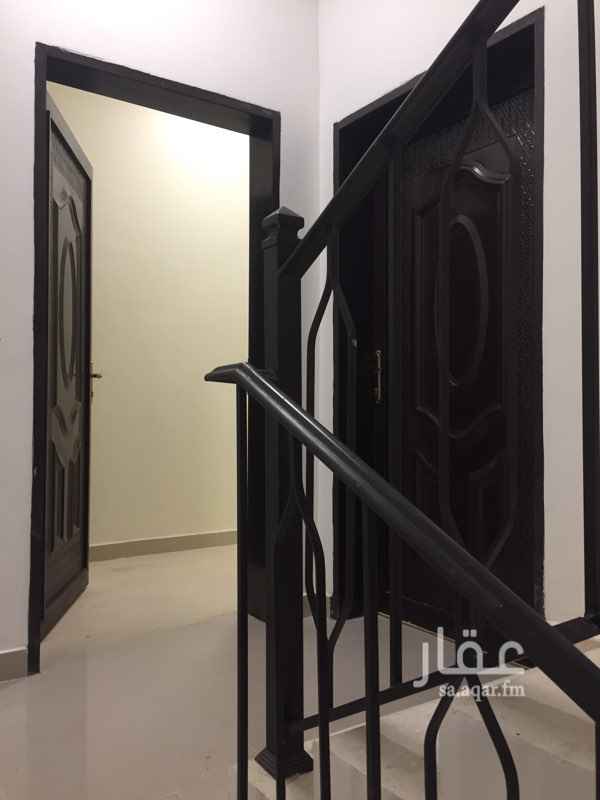 1491742 شقة في فيلا دور اول مدخلين مجلس غرفة نوم واحدة و دورتين مياه صالة و مطبخ راكب و مكيفات بتركب
مدخل مشترك مع شقة علويه
ملاحظة
الماء خزان مشترك ٢٠٠٠ ريال سنويا