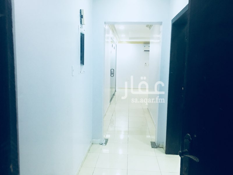 1613629 شقة فاخرة للتمليك،مجهزة بمكيفات كاملة للشقة،ثلاث غرف نوم اثنتان منها ماستر و واحدة عادية،صالة كبيرة يوجد بها باب زجاج كبير يفتح على سطح،مجلس رجال مع دورات مياه،مطبخ له بابين يفتح على الصالة وعلى غرفة اخرى،السطح يوجد به احواض زراعة الاشجار والنبات في جوانبه،موقع الشقة قريب من مجمع يوجد به اسواق المزرعة و مطاعم ومكتبة وصالون حلاقة و صيدلية محل العاب و محمصة وبوفية وعصائر ،وقريبة من حديقة،و قريبة من مستوصف طبي . للتواصل واتس اب 0553033059