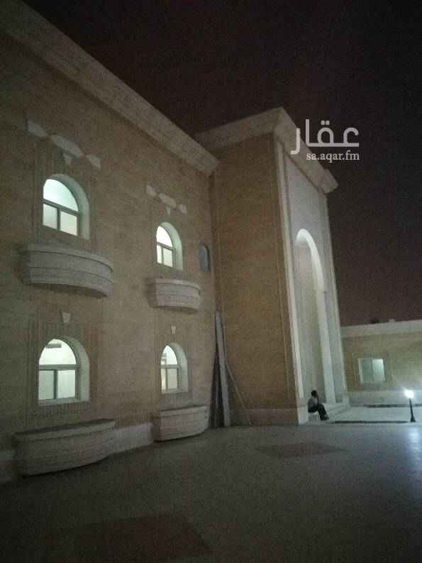 1466174 بها جميع الخدمات تكيف مركزى
بير مايه على بعد ١٨٠م تحت الارض
مجالس كبيرة