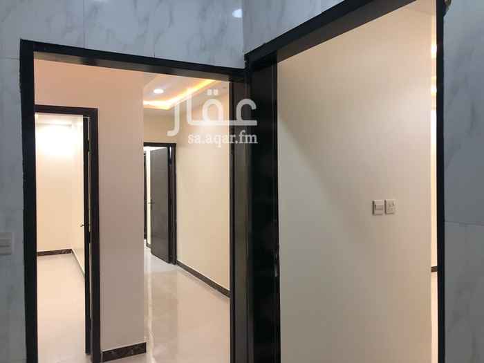 1747836 تتكون من :
4 غرف.
صالة .
مطبخ.
2 دورات مياه.
مشروع ماء.
كهربه ساعه .
شقه جديده.
سطح مستقل.