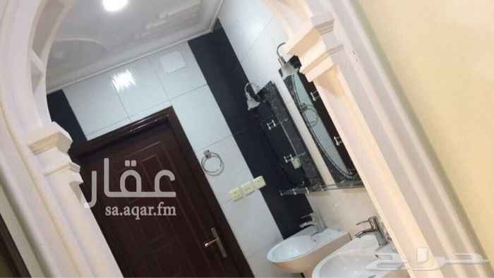 1438291 شقة مكونه من ٥ غرف ومدخلين و٣ دورات مياة ومطبخ
عمارة جديده بعمر ٣ سنوات
يوجد غاز مركزي
وعامل ينظف العماره