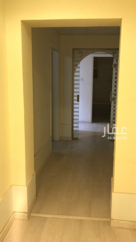 1694666 مكتب دور ارضي بحي القدس ( موقع مميز)
يوجد مدخلين للمكتب : خاص ، ومدخل العماره
المكتب عبارة عن 4 غرف ودورتين مياه ومطبخ ومخزن بالحوش
المساحة تقريبا 95
ملاحظة : يوجد مكيفين اسبلت