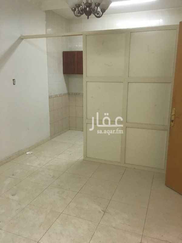 1697862 ملحق غرفه ب مطبخها ومجلس ودورة مياه واحده الدور الثالث العماره جديده عمرها 6سنوات 1000ريال في السنه لفاتورة المياه ايجار سنوي ١٣الف دفعه كل ٣شهور